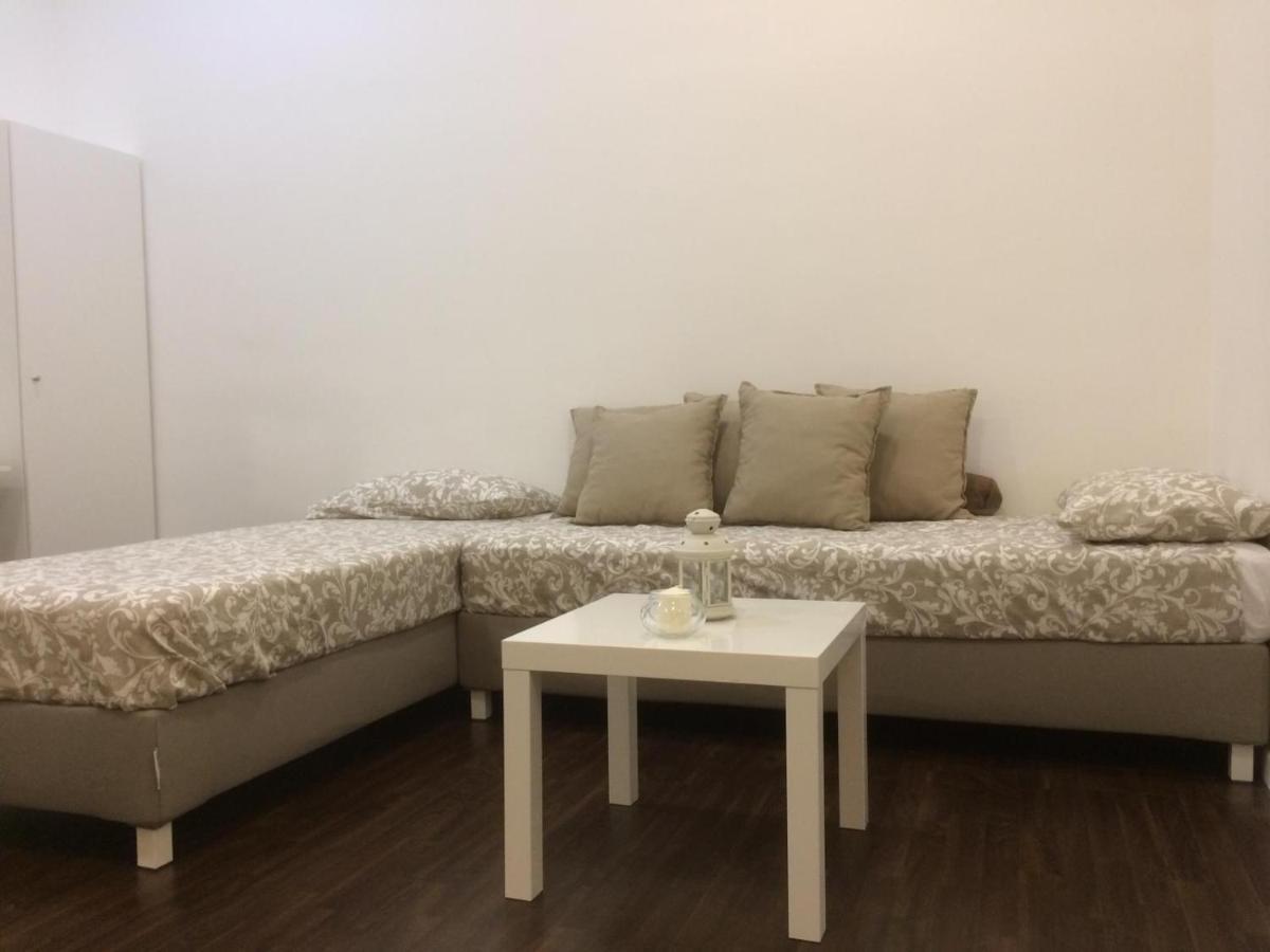Family House Piazza Carita' Appartamento Napoli